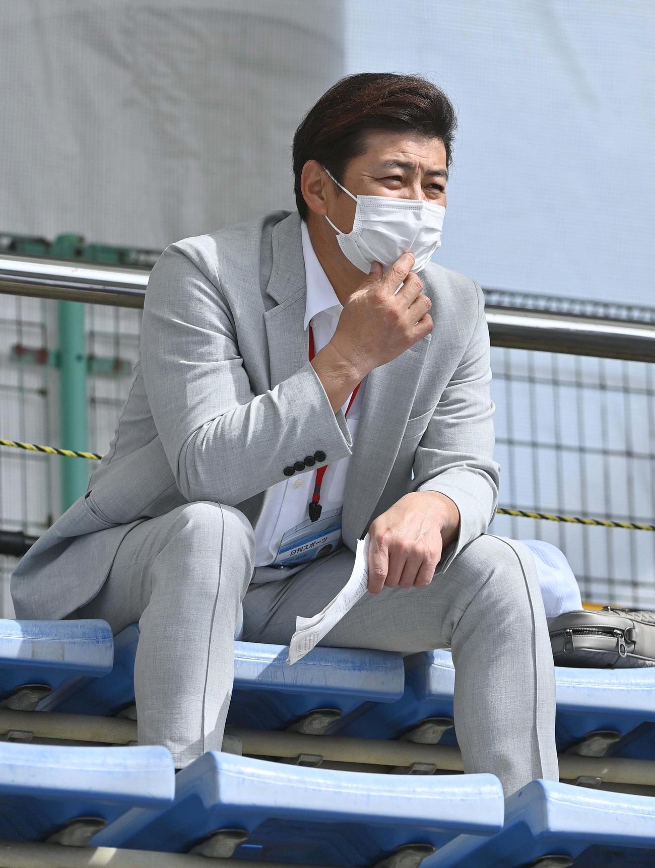 阪神キャンプを視察する緒方本紙評論家（2021年2月1日）