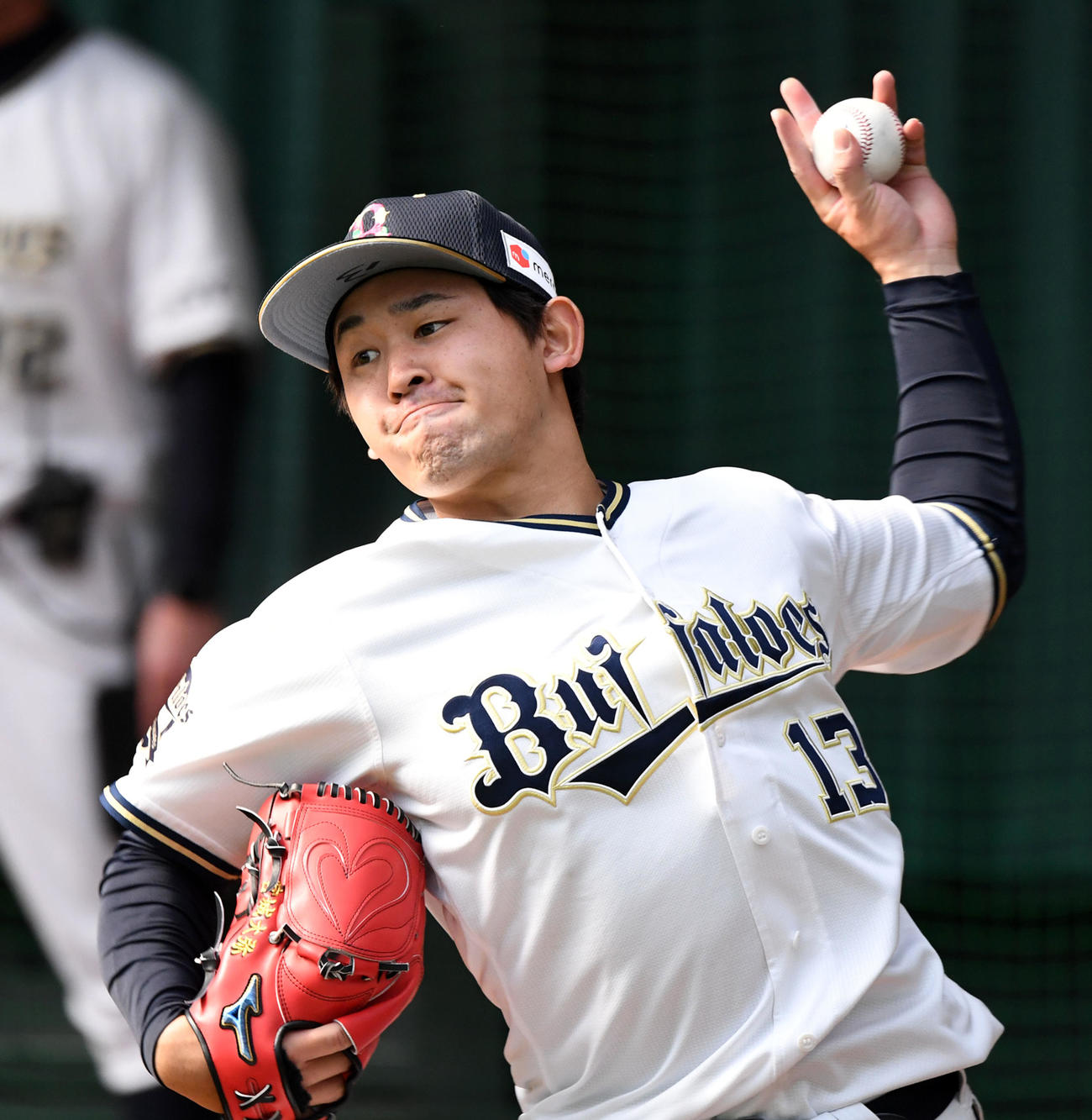 ブルペンで投球練習を行うオリックス宮城（撮影・前岡正明）