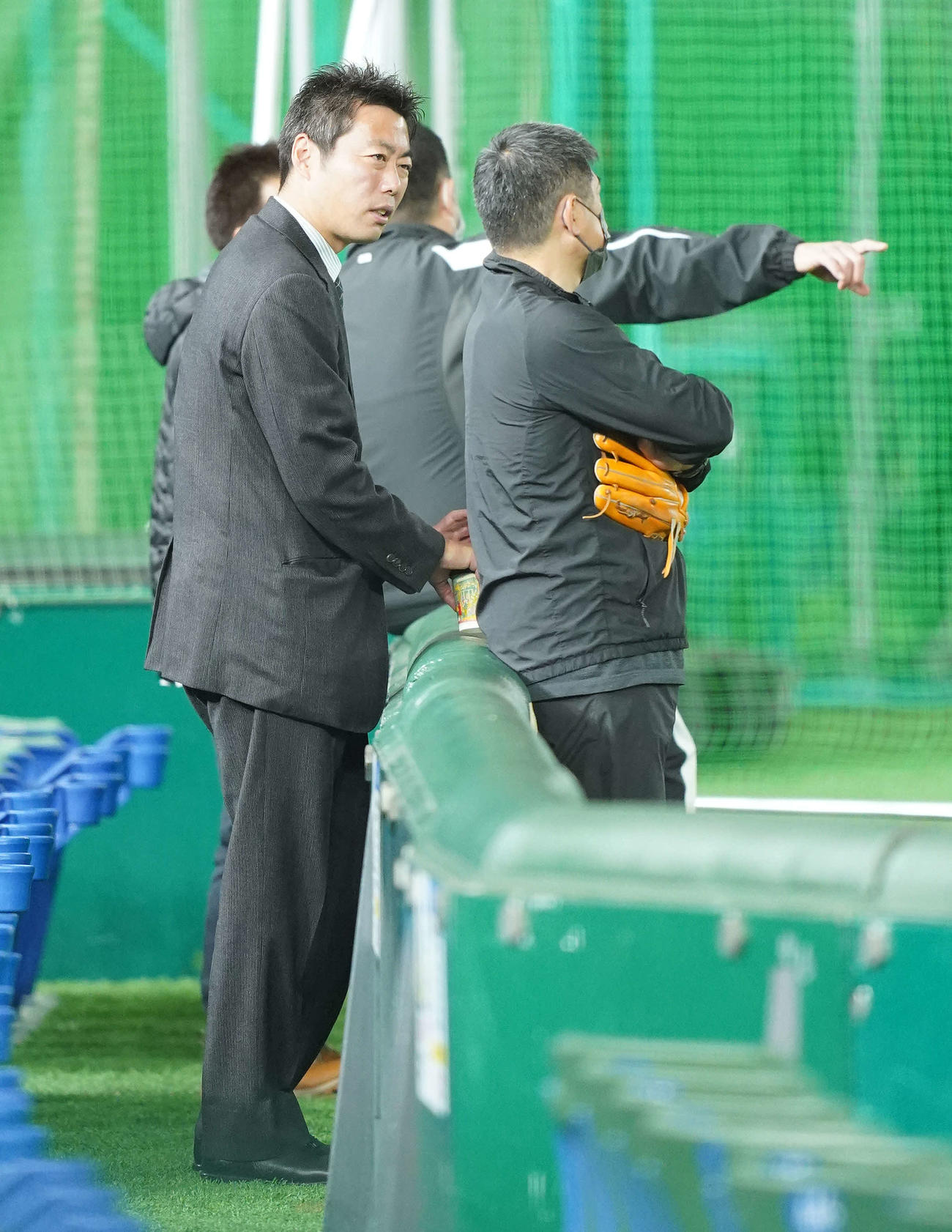 S班の練習を見る上原氏（左）（撮影・鈴木みどり）