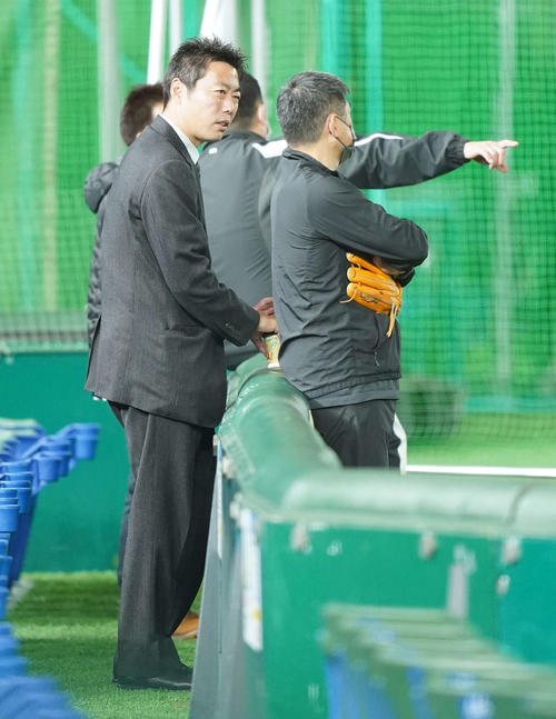 S班の練習を見る上原氏（左）（撮影・鈴木みどり）