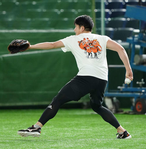 バスケットボール柄のTシャツでキャッチボールする巨人菅野（撮影・鈴木みどり）
