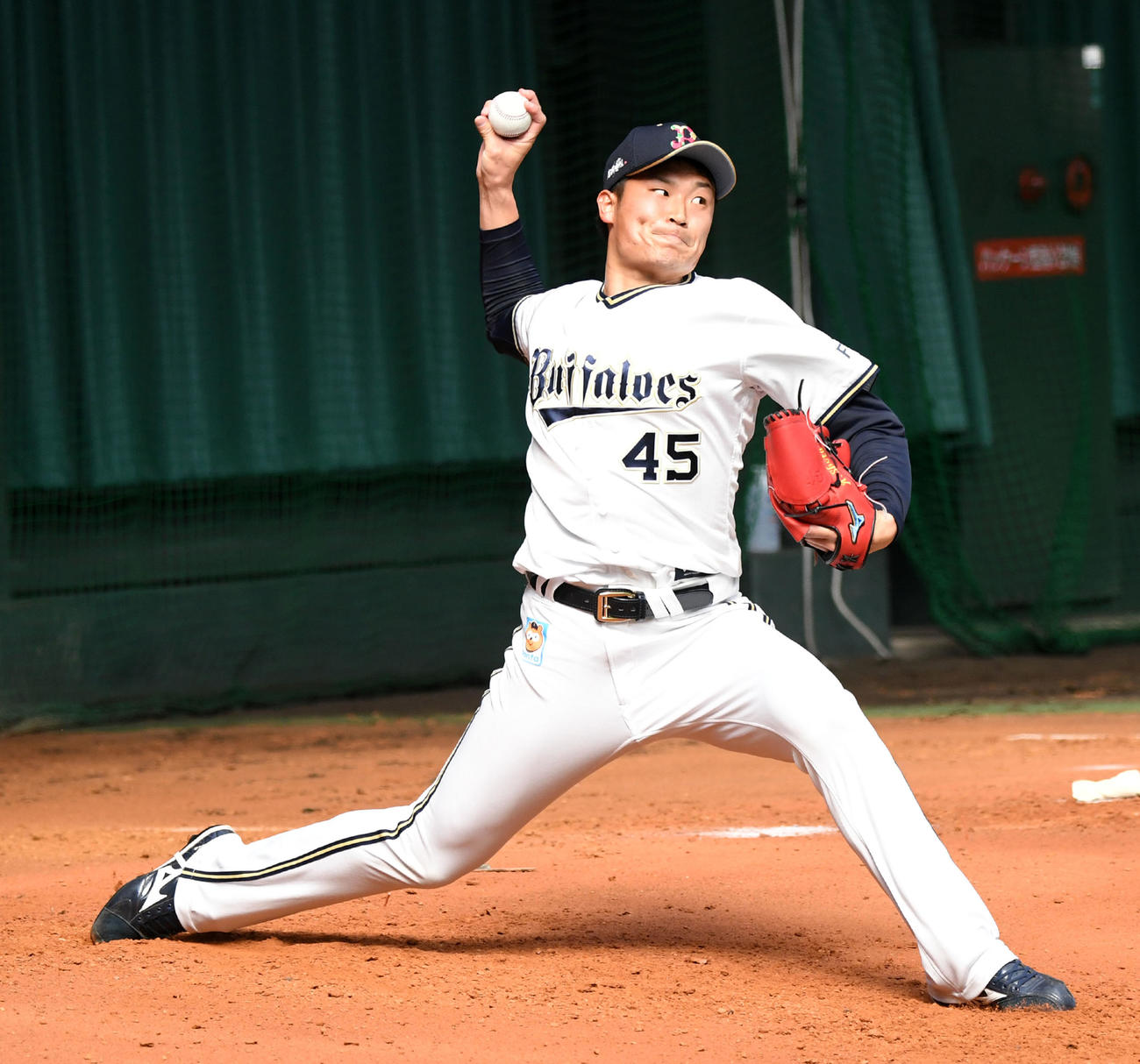 ブルペンで投球練習を行うオリックス阿部（2021年2月4日）
