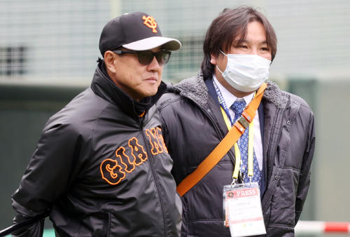 原監督（左）と談笑する里崎氏（撮影・狩俣裕三）