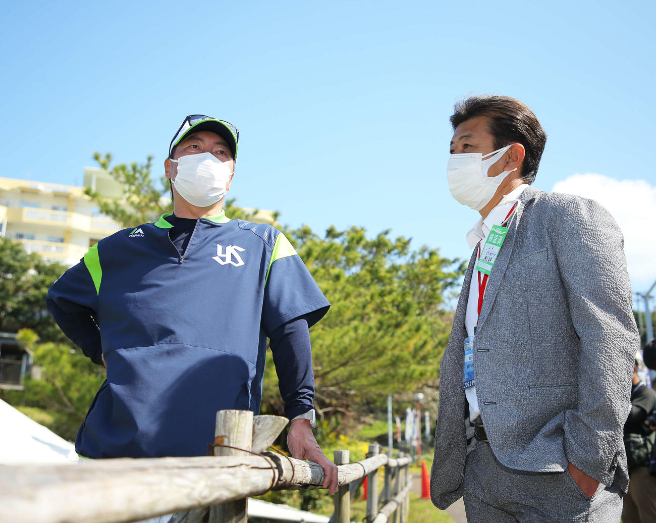 ヤクルトキャンプに訪れ、高津監督（左）と言葉を交わす本紙評論家の緒方氏（撮影・河田真司）