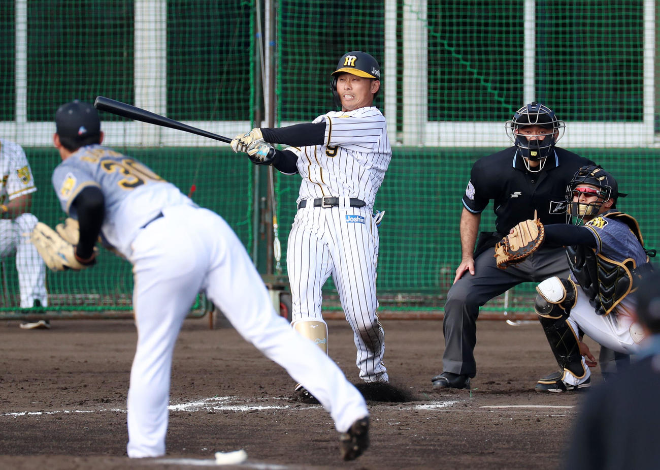 紅白戦　7回裏白組無死、高山は右線に二塁打を放つ（撮影・加藤哉）