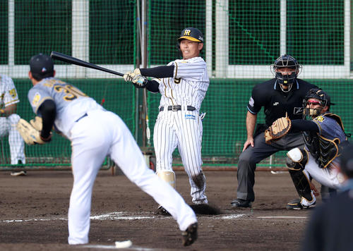紅白戦　7回裏白組無死、高山は右線に二塁打を放つ（撮影・加藤哉）