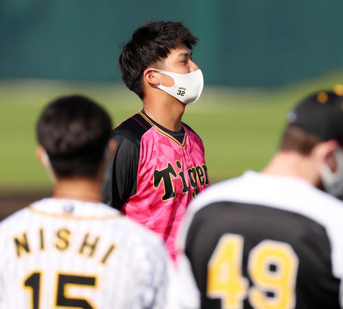 野手のワンデーキャプテンの井上はナインを前にあいさつする（撮影・加藤哉）