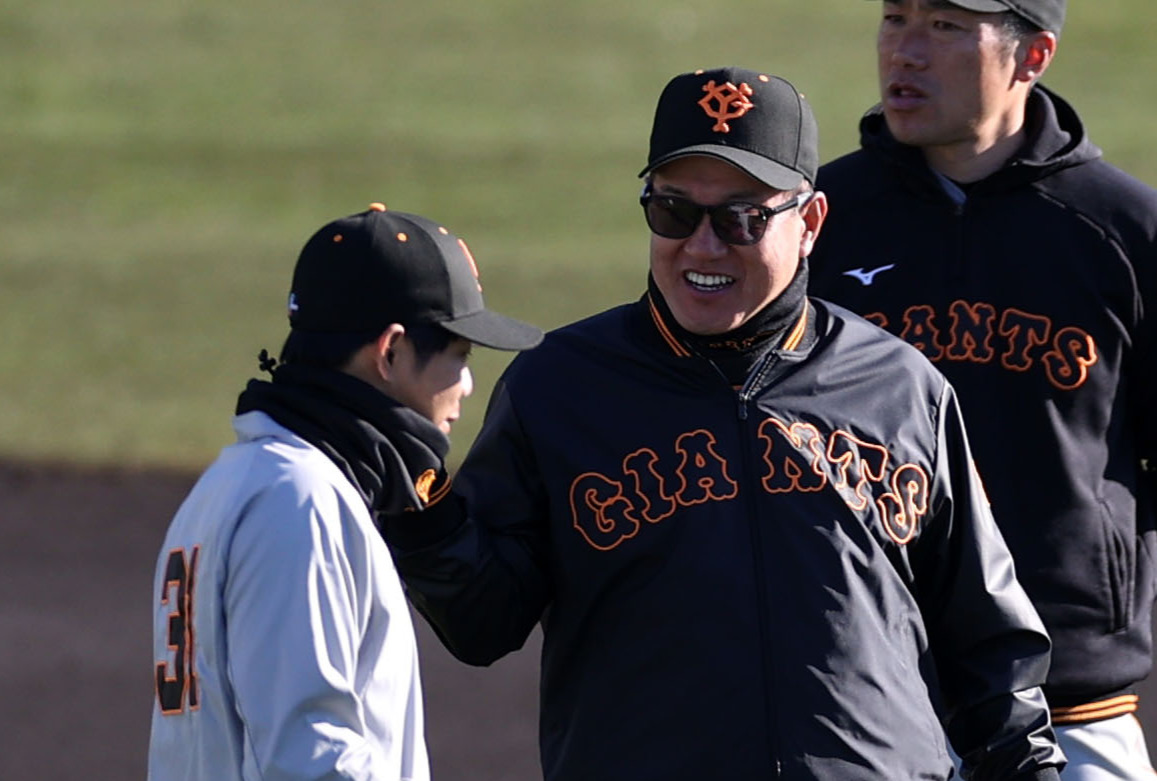 練習前に松原（左）に話しかける原監督（撮影・狩俣裕三）