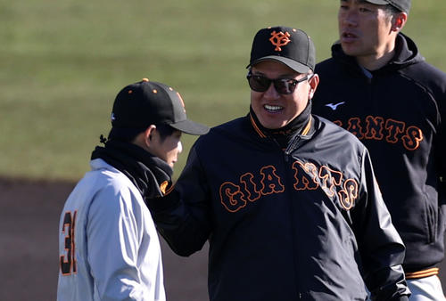 練習前に松原（左）に話しかける原監督（撮影・狩俣裕三）