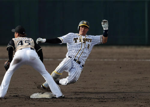阪神対日本ハム　7回裏阪神1死二塁、佐藤輝は右翼線に勝ち越し適時打を放ち、二塁に滑り込む（撮影・前田充）