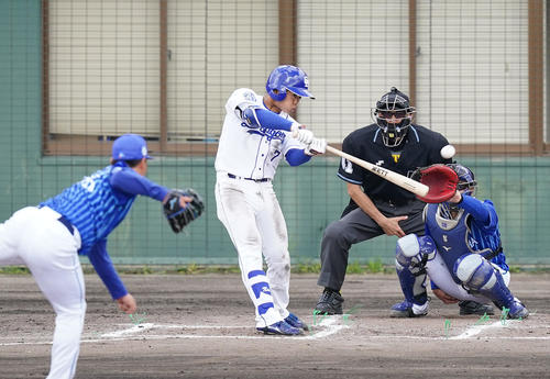 中日対DeNA 6回裏中日1死、左へ二塁打を放つ根尾（撮影・菅敏）