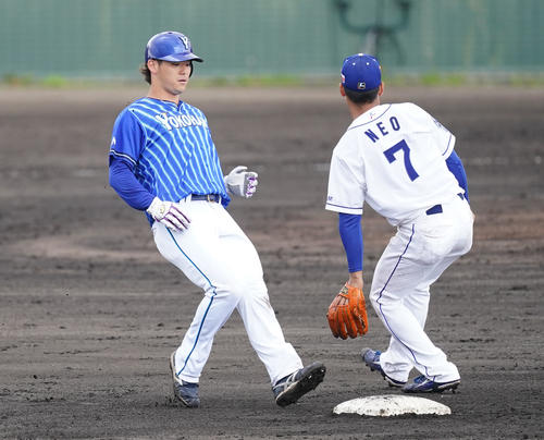 中日対DeNA 8回表DeNA1死、二盗を成功させるDeNA伊藤裕。右は中日根尾（撮影・菅敏）