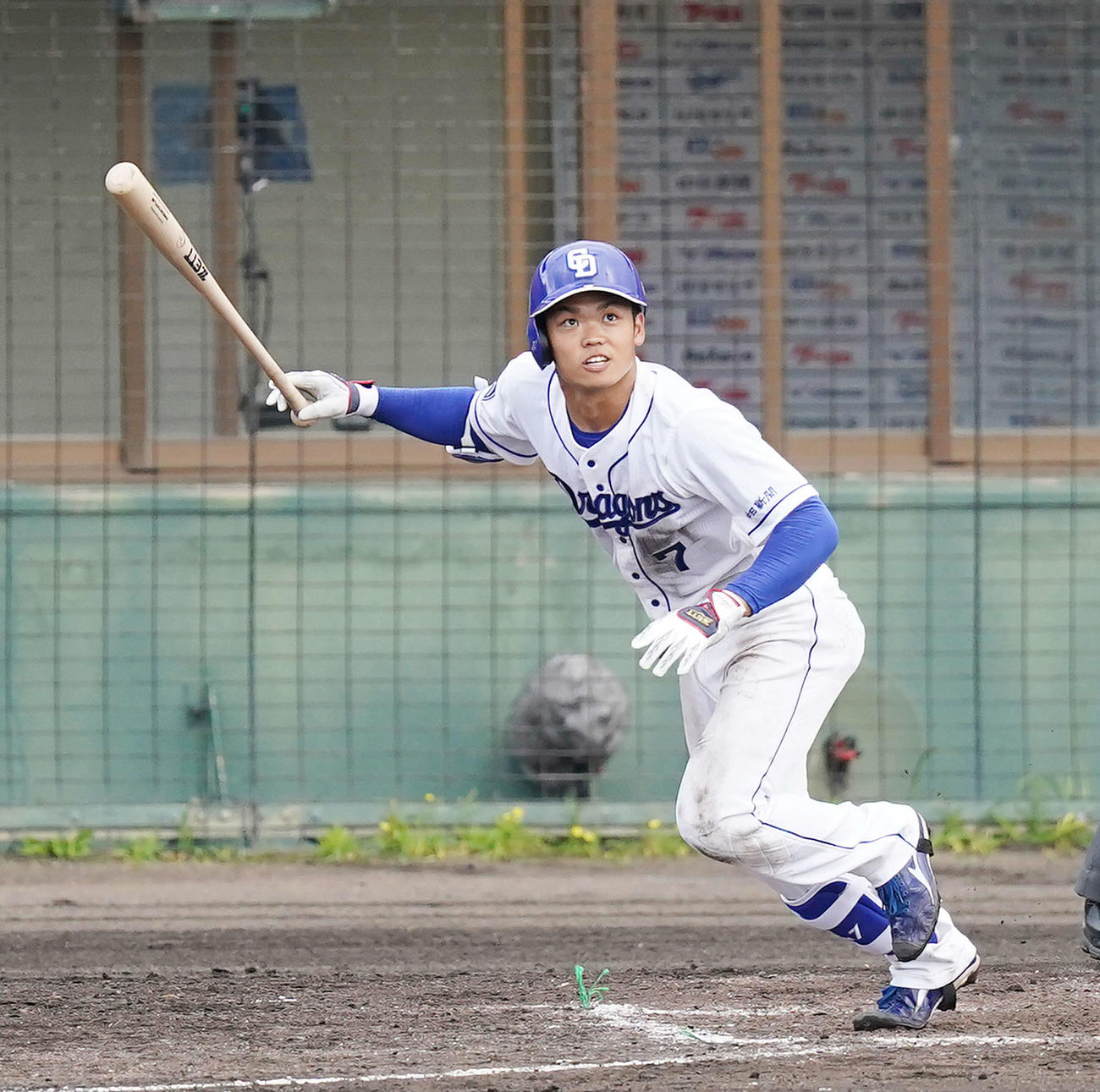13日、DeNA戦で中前打を放つ中日根尾