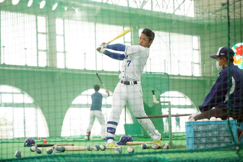 12日、室内で振り込む中日根尾