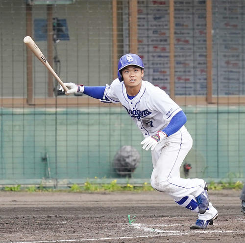 13日、DeNA戦で中前打を放つ中日根尾