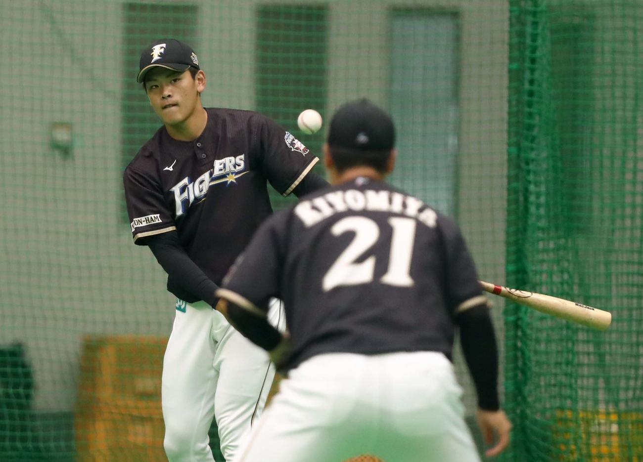 トスバッティングする野村（撮影・黒川智章）　　