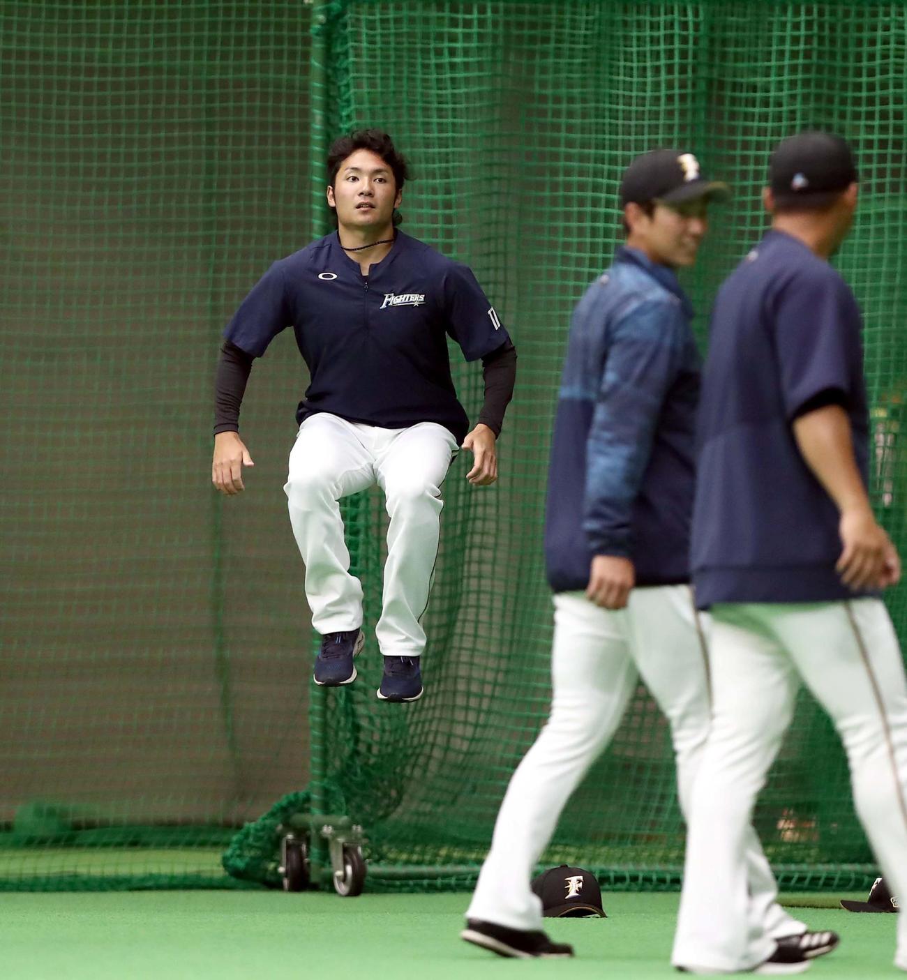 アップ中にジャンプする伊藤（撮影・黒川智章）　　