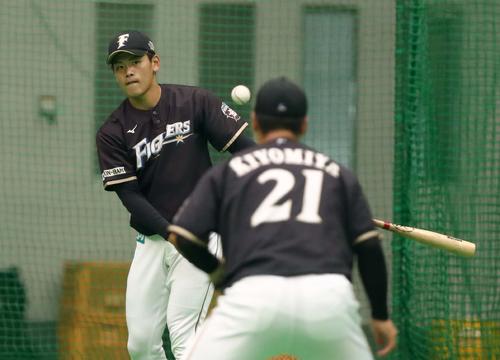 トスバッティングする野村（撮影・黒川智章）　　
