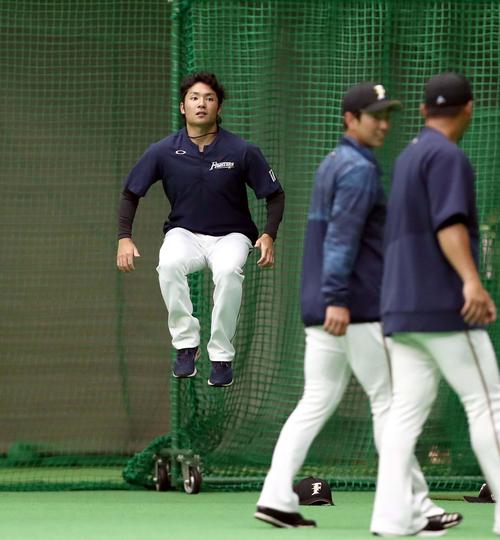 アップ中にジャンプする伊藤（撮影・黒川智章）　　
