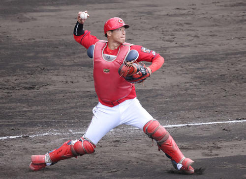 広島中村奨成（2021年2月9日撮影）