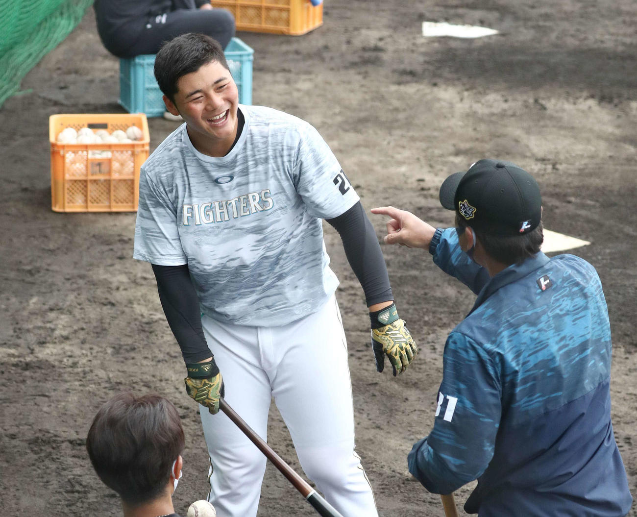 2月12日、小笠原ヘッドコーチ兼打撃コーチと笑顔で話す日本ハム清宮　　