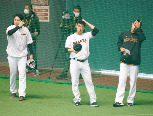 練習中、髪を触る、左から巨人横川、大竹、井納（撮影・江口和貴）