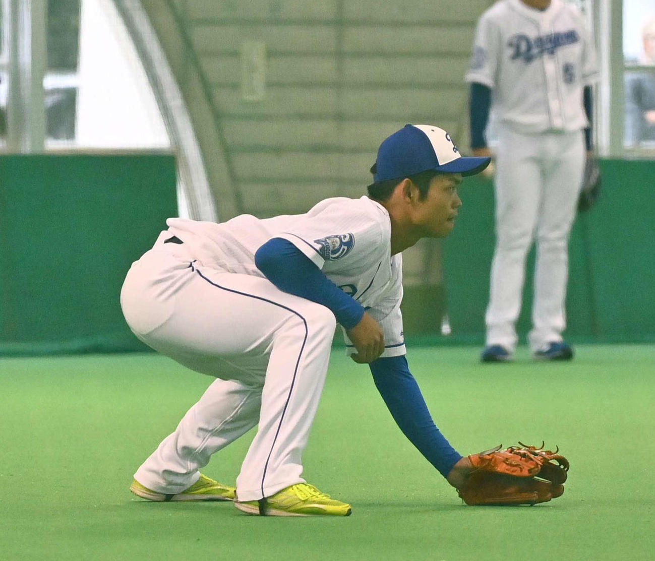 サインプレーの練習をする中日・根尾＝2021年2月17日
