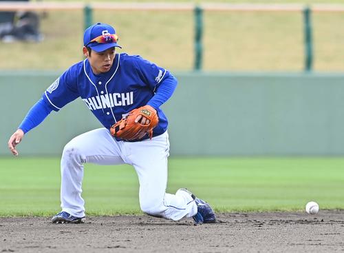 巨人対中日練習試合　4回裏巨人2死、岡本和真の打球をグラブではじくも遊ゴロに仕留める根尾昂（撮影・上田博志）