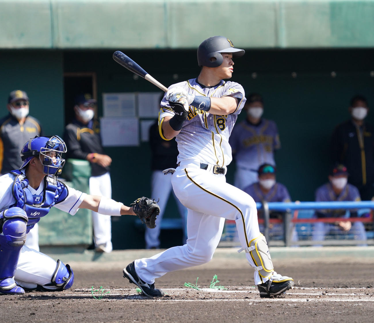 練習試合　中日対阪神1回表阪神1死二塁、中前適時打を放った佐藤輝明（撮影・森本幸一）