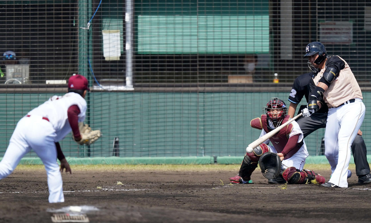 3回表日本ハム2死、投手早川の前に空振り三振に倒れる中田（撮影・江口和貴）
