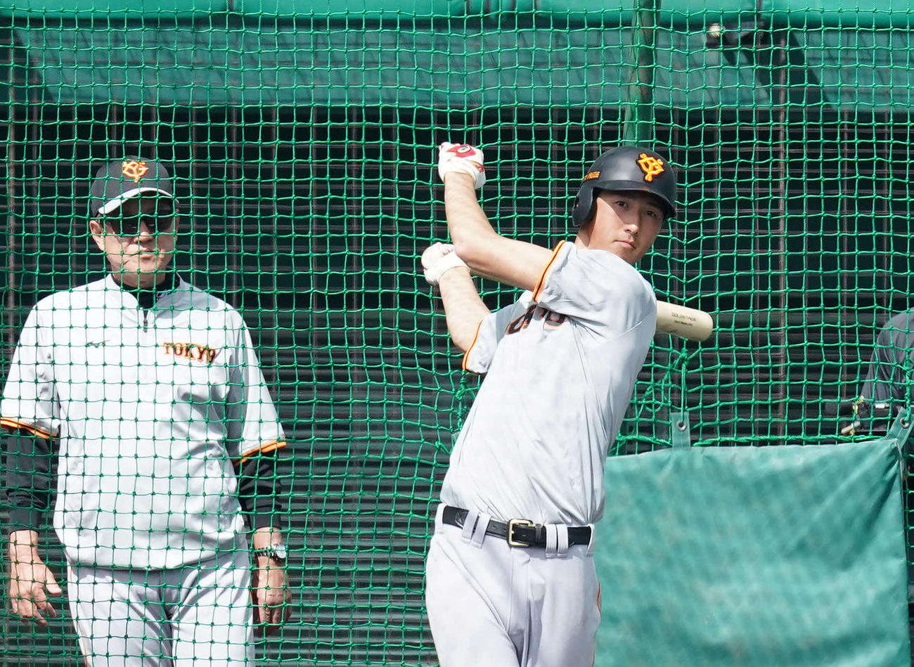 原監督が見守る中、フリー打撃を行う巨人秋広（撮影・鈴木みどり）