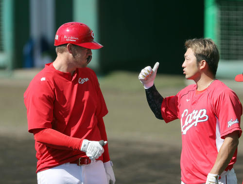 練習中、言葉を交わす広島クロン（左）と鈴木誠（撮影・前田充）