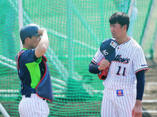 打撃投手を終え、中村（左）と言葉を交わすヤクルト奥川（撮影・河田真司）