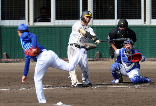 阪神対DeNA 7回裏阪神無死、高山は二塁へ内野安打を放つ、左は京山（撮影・加藤哉）