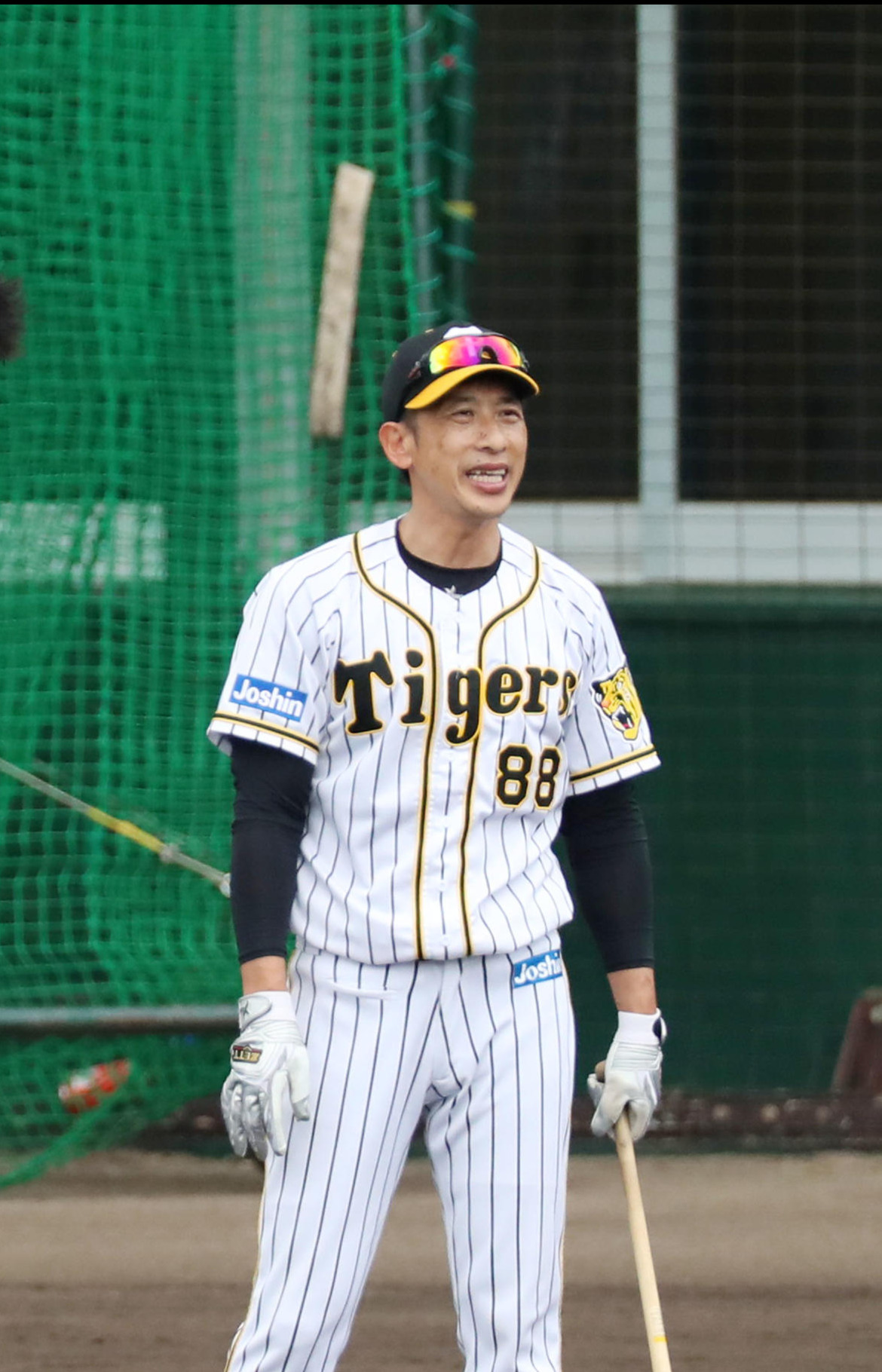 練習中にノッカーを務める矢野監督（2021年2月23日）