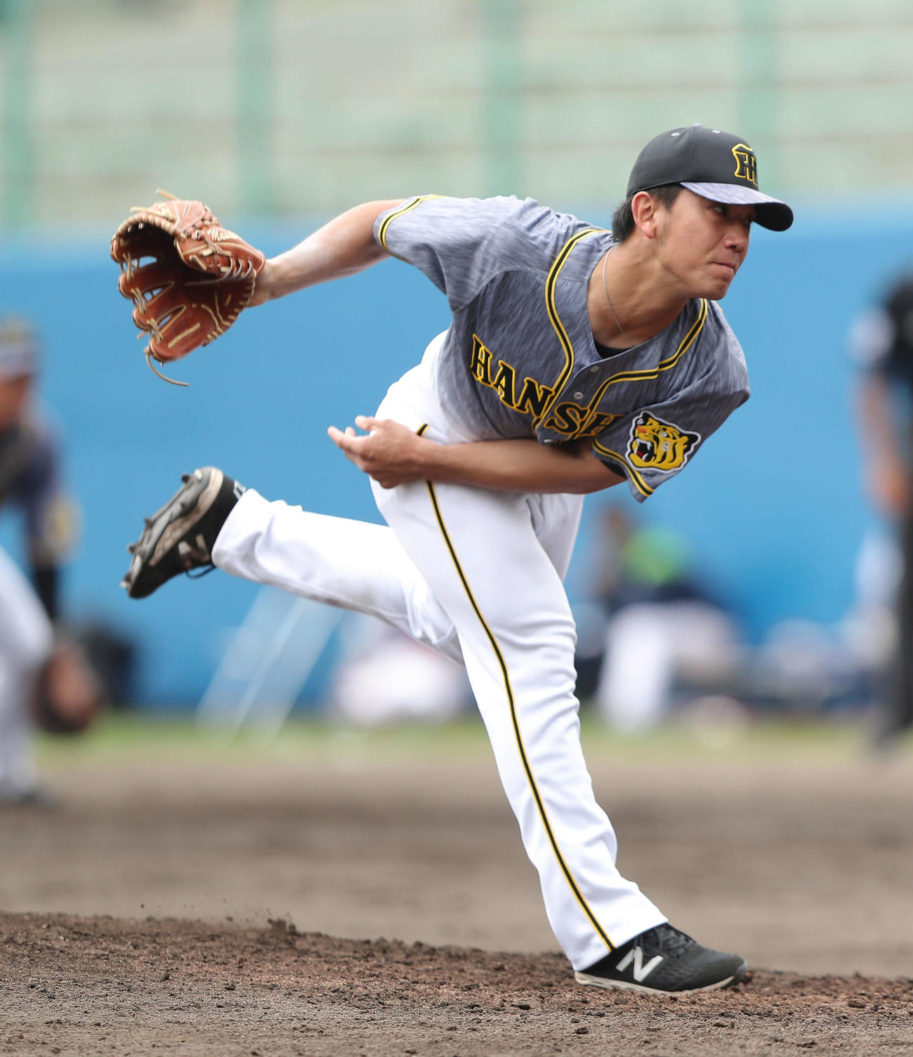 ヤクルト対阪神　6回裏ヤクルトの攻撃から登板する伊藤将（撮影・河田真司）