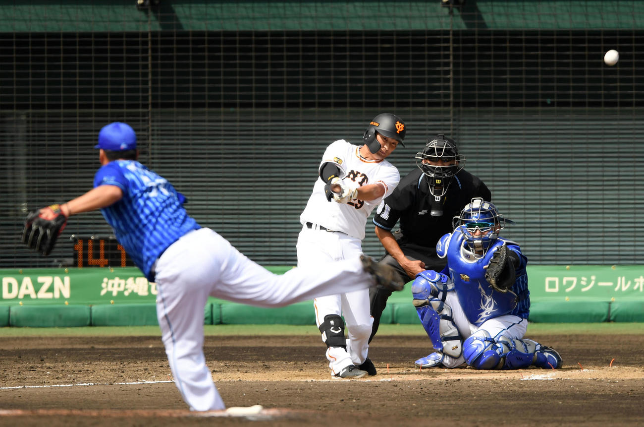 巨人対DeNA 5回裏巨人無死一、二塁、左飛を放つ吉川（撮影・横山健太）