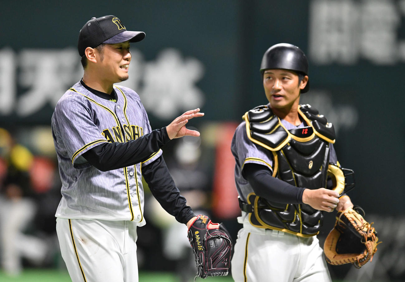 ソフトバンク対阪神　1回裏ソフトバンク2死満塁、ピンチを無失点に抑え、坂本（右）と話しながらベンチへ戻る西勇（撮影・岩下翔太）