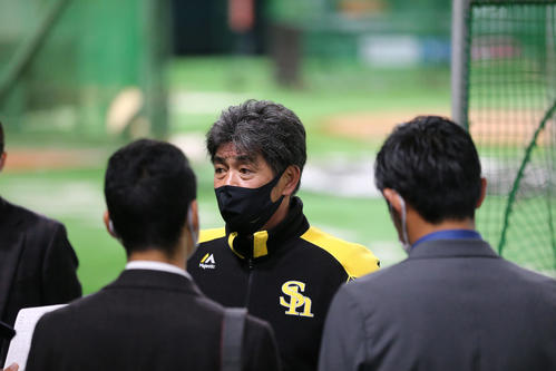 取材を受ける工藤公康監督（撮影・屋方直哉）