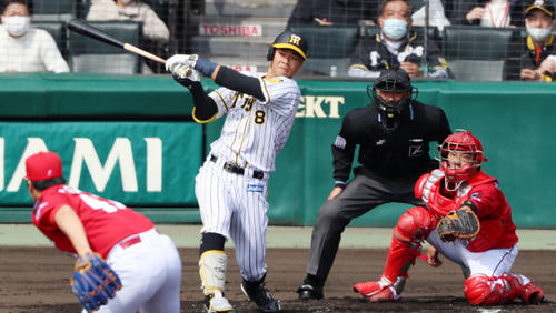阪神対広島　1回裏阪神2死一、二塁、佐藤輝は右前適時打を放つ、左は矢崎（撮影・加藤哉）