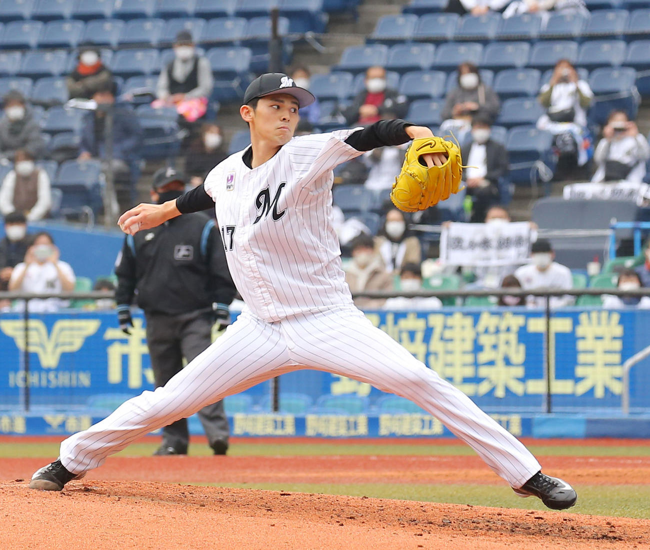 6回表、ロッテ2番手でプロ初登板し力投する佐々木朗希（撮影・垰建太）