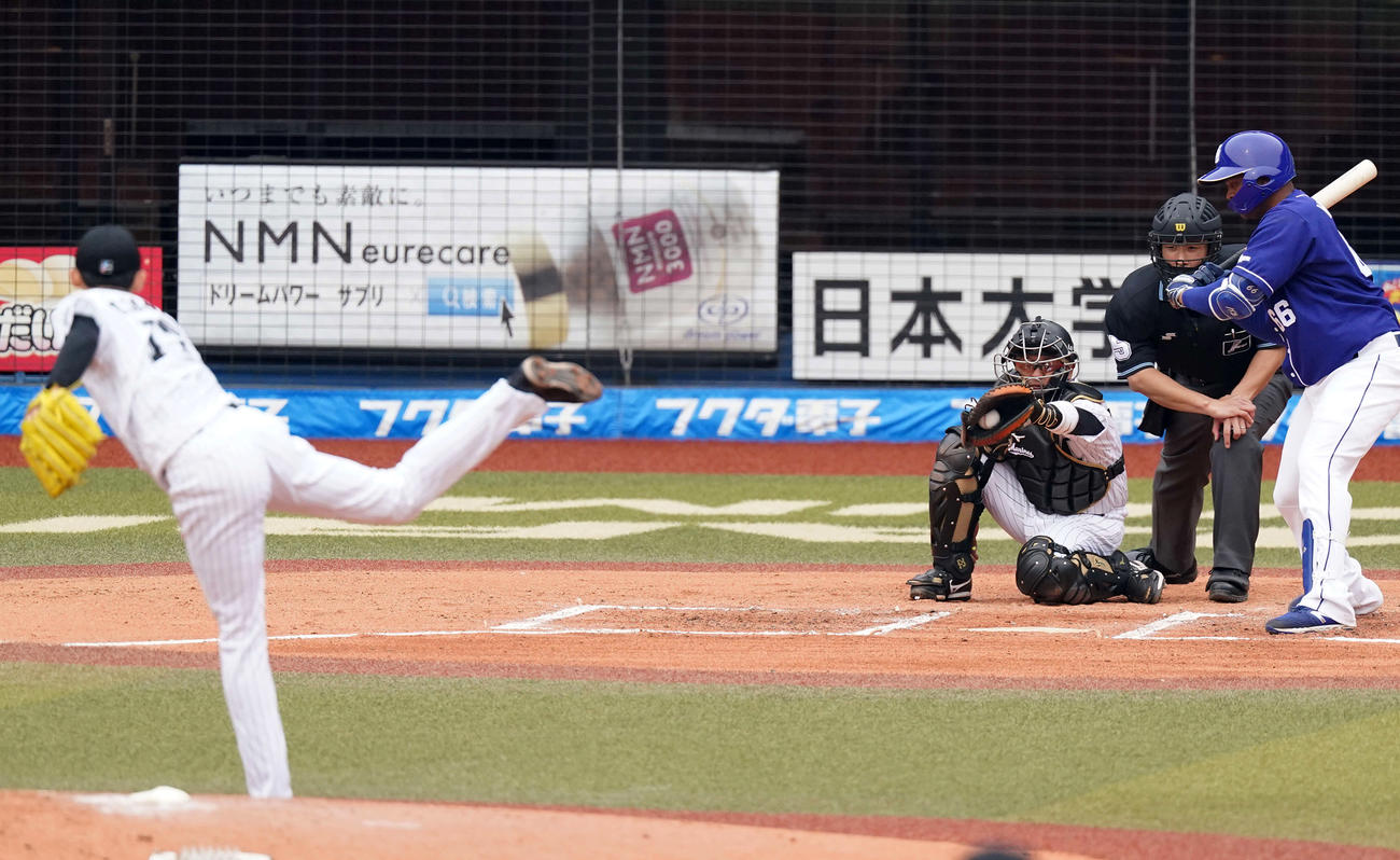 6回表中日2死、ビシエドを見逃し三振に仕留める佐々木朗（撮影・鈴木みどり）