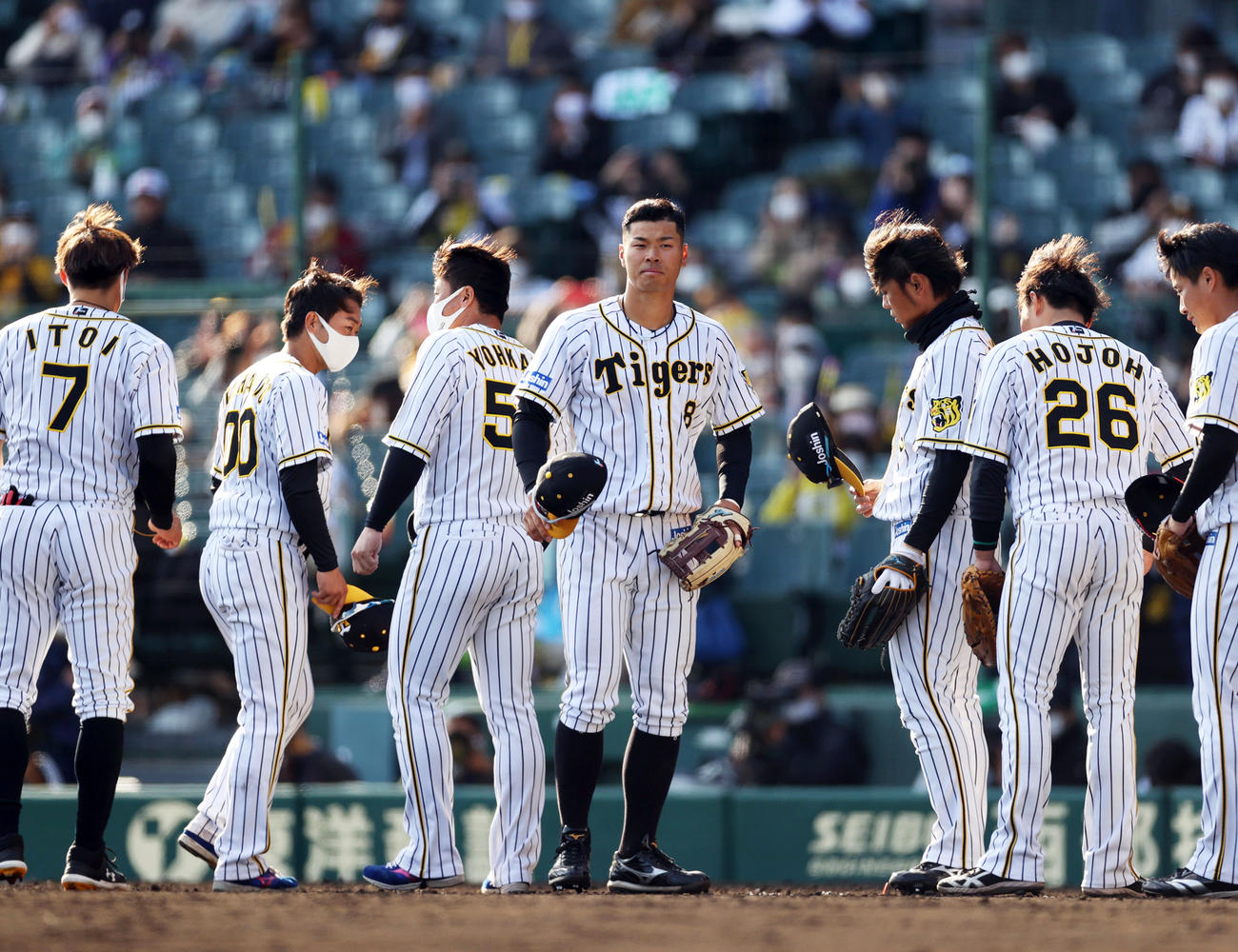 試合後、ファンにあいさつする佐藤輝（中央）ら阪神の選手たち（撮影・狩俣裕三）