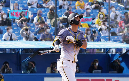 ヤクルト対阪神　4回表阪神2死一塁、右越えに5号2点本塁打を放つ佐藤輝（撮影・菅敏）