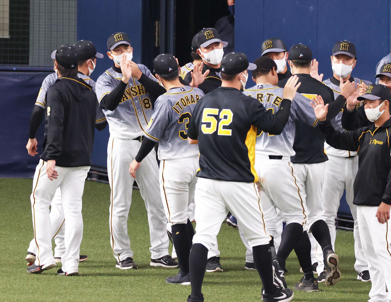 オリックスに引き分けてナインを迎える矢野監督（左から3人目）（撮影・清水貴仁）