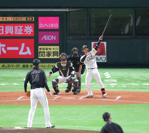 ソフトバンク対ロッテ　1回裏ソフトバンク無死一塁、今宮は左越えに先制2点本塁打を放つ（撮影・梅根麻紀）