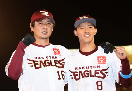 勝利投手の涌井（左）は辰己と笑顔を見せる（撮影・山崎安昭）