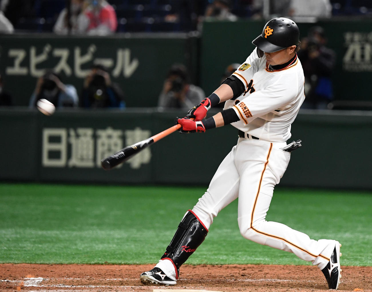 巨人対DeNA　9回裏巨人無死、サヨナラとなる右越え本塁打を放つ亀井（撮影・横山健太）