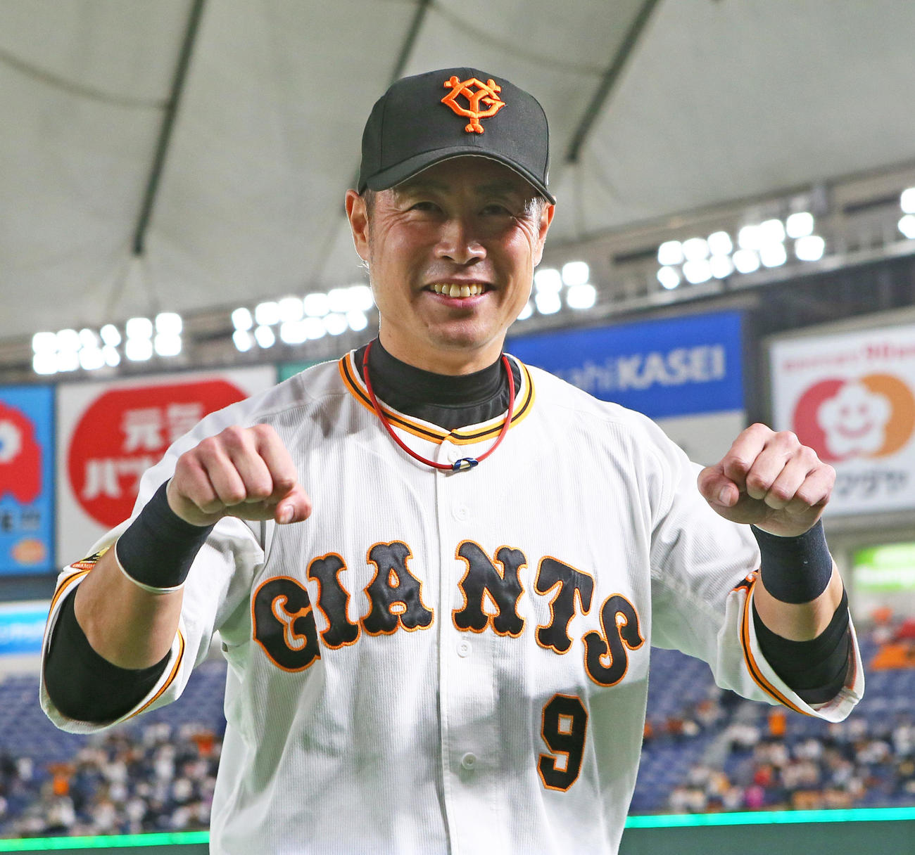 巨人対DeNA　サヨナラ弾の巨人亀井は笑顔を見せる（撮影・足立雅史）