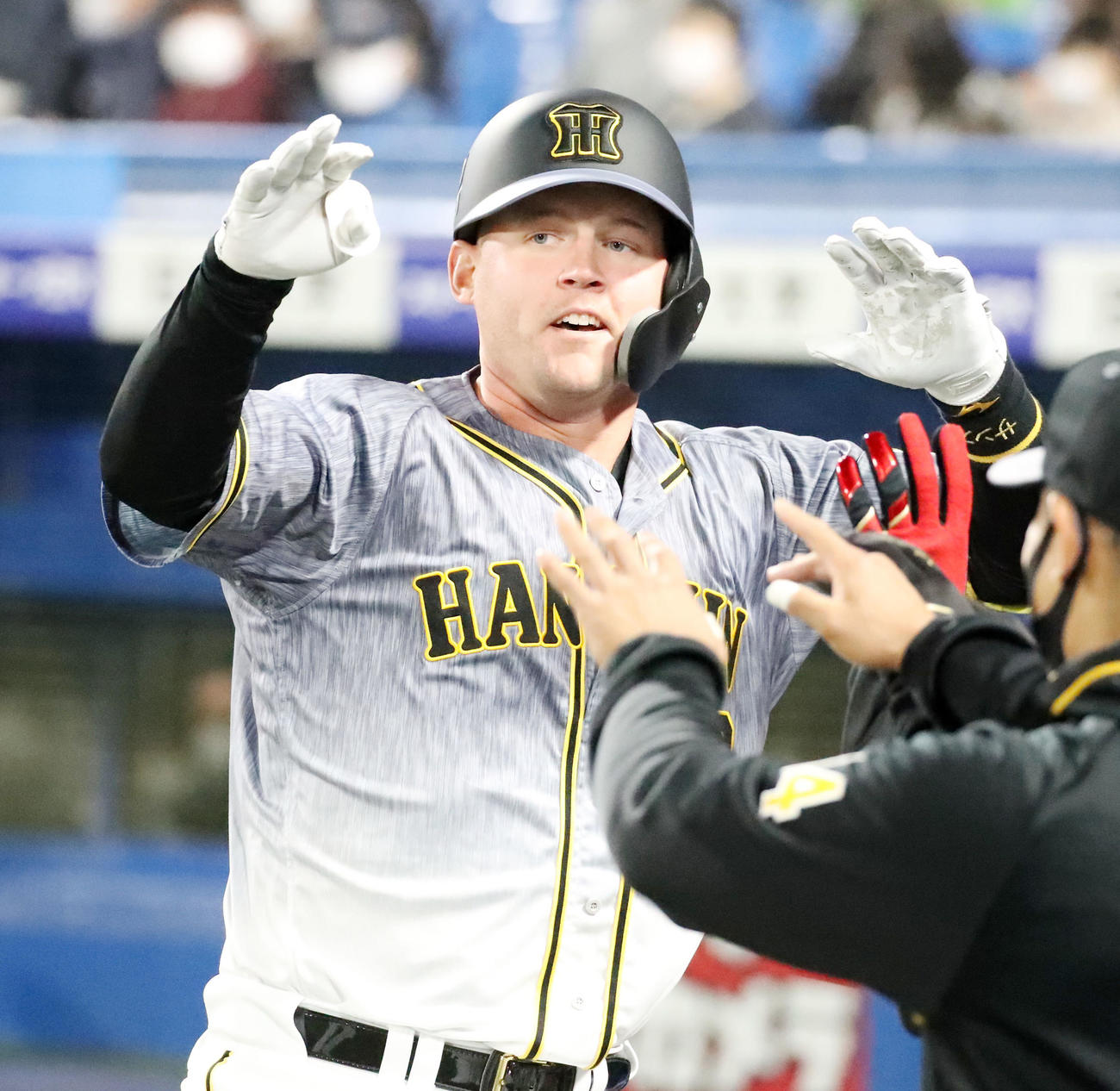 ヤクルト対阪神　4回表阪神2死、サンズは中越え本塁打を放ちハッピーハンズ（撮影・加藤哉）